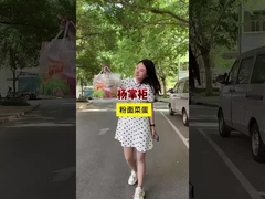 Vermicelli und Nudeln mit Gemüse und mariniertem Ei