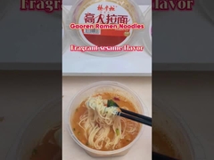 Nicht gebratene Ramen-Nudeln mit leckeren und nahrhaften Zutaten für eine gesunde Mahlzeit