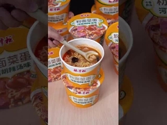 Instant-Nudeln, Vermicelli, Gemüse und Eier mit neuem Geschmack