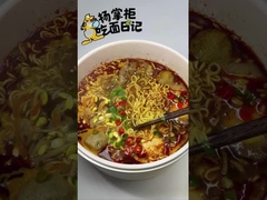 Kochmethode mit kochendem Wasser Rühren gebraten Instant Ramen Noodle mit Ei Super scharfe Ebene