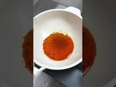 Beim Kochen von Instantnudeln mit doppelten Eiern ist der Geschmack gesteigert.