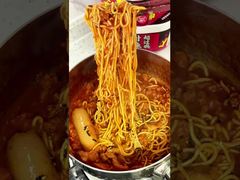 12 Monate Haltbarkeit Koreanische Wurst Heißes Huhn Nudeln authentischer koreanischer Geschmack Instant-Nudeln