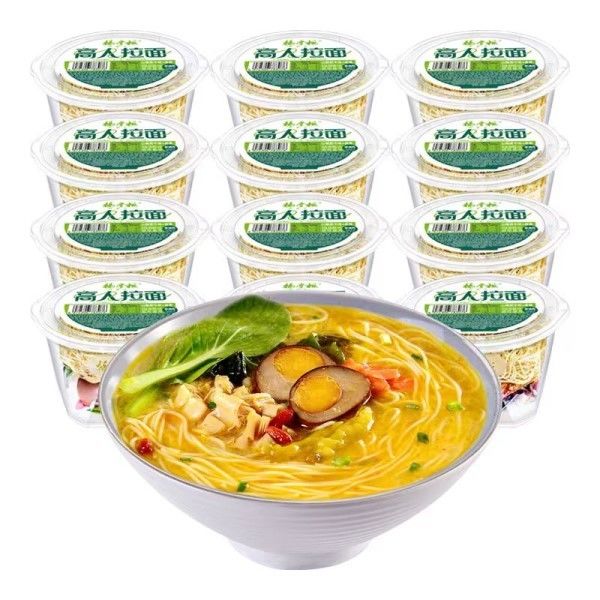 Scharfer Rindfleisch-Ramen-Instantnudeln, nicht frittiert / Becher-Nudeln Rindfleisch scharf-sauer und scharf mit Ei