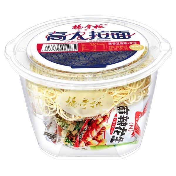 Ungefrorene Ramen-Instant-Nudeln mit leckeren und nahrhaften Zutaten für eine gesunde Mahlzeit