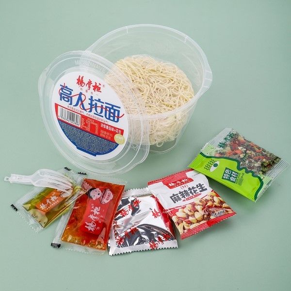 Ungefrorene Ramen-Instant-Nudeln mit leckeren und nahrhaften Zutaten für eine gesunde Mahlzeit