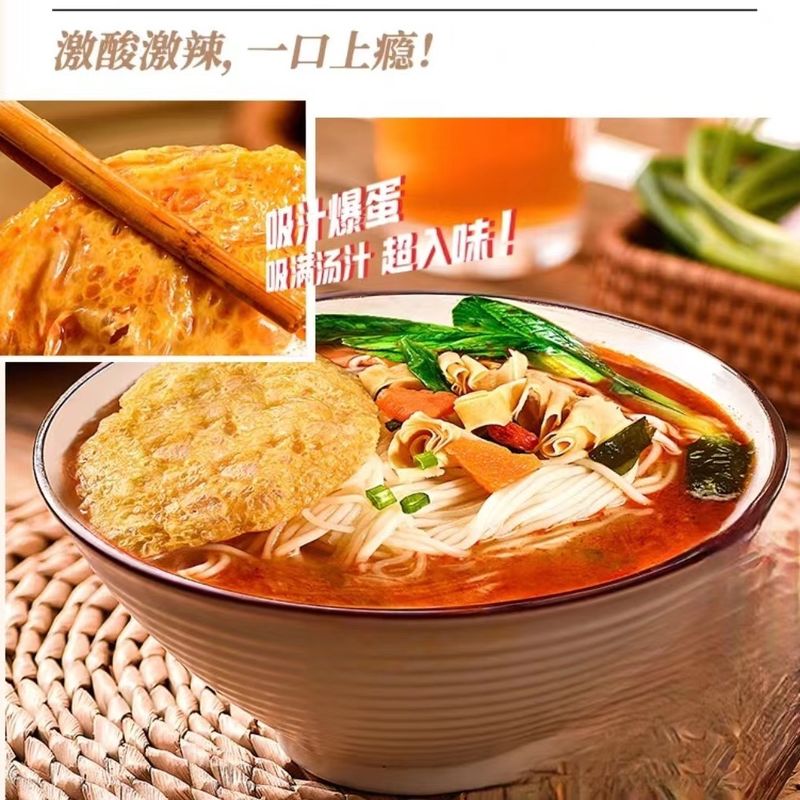 Schnelles und einfaches Kochen von Instant-Nudeln Ramen mit Gemüse und Eiern, gesunde Instant-Nudeln