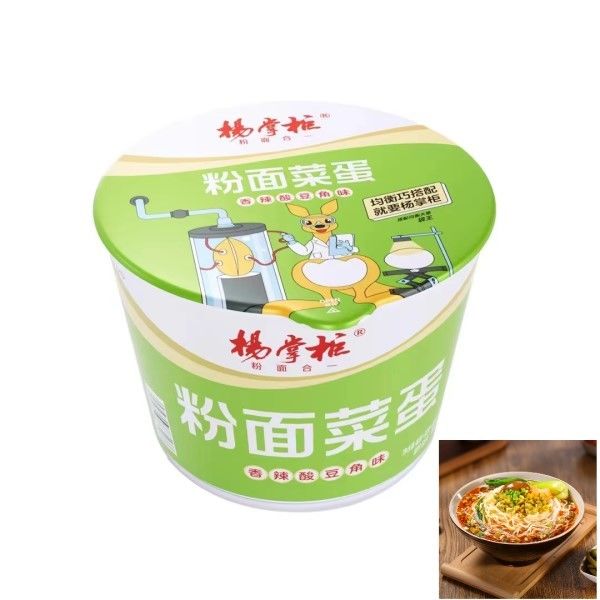 Nicht gebratene Vermicelli und Instant-Nudeln mit einem ganzen Ei gebraten Eine vielseitige Option für Instantmahlzeiten