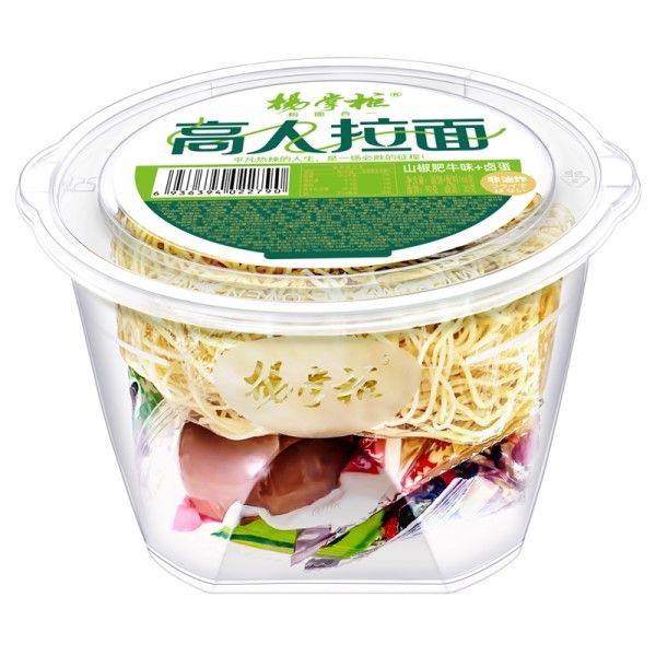 Nicht gebratene Ramen Instant-Nudeln mit Sauce Würze und Ei scharfes Rindfleisch Geschmack Cup