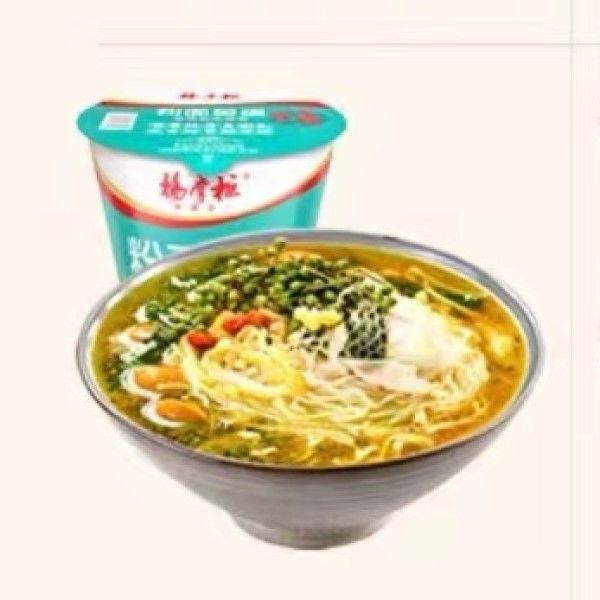 Scharfe und süße koreanische Tasse Instant-Nudeln Kombination mit Vermicelli Rattan Pfeffer Geschmack