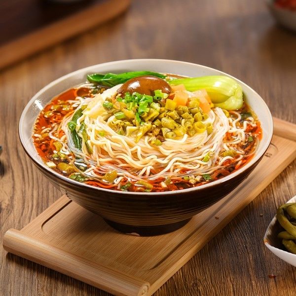 Duftende, würzige, saure Bohnengeschmack Vermicelli und Instant-Nudelsuppe mit reichhaltigen Zutaten