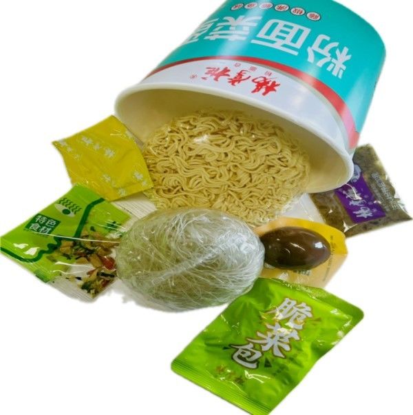 Köstliche Rattanpfeffer gekochte Fischgeschmack Vermicelli und Instant-Nudeln mit mariniertem Ei