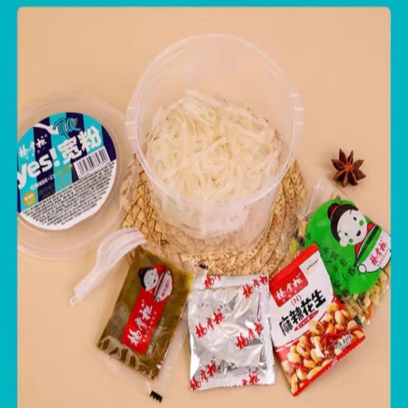 Kochmethode Breite Vermicelli mit Sauce und Gemüse Nicht würzige Instant-Nudeln Nettogewicht 138g