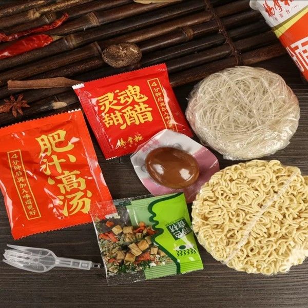 Instant-Nudeln und Vermicelli mit Gemüse und Eiern im Hongkong-Stil, reich an Fettsaft.