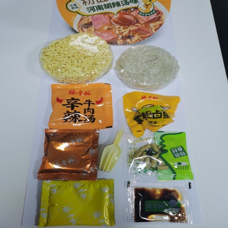 Kleine heiße chinesische Instant-Nudeln Vermicelli und Nudeln heiße würzige Mala China Essen China Nudeln