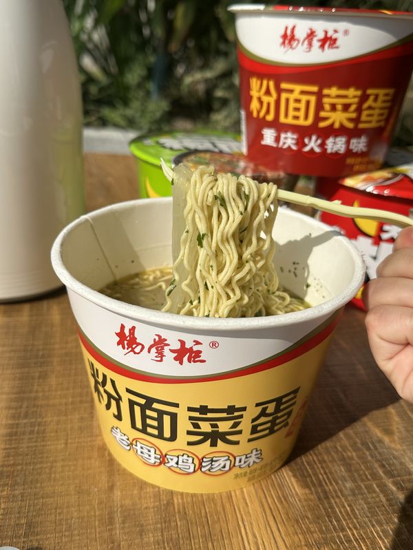 Kochmethode mit kochendem Wasser Rühren gebratene Instant Ramen Nudeln mit Nudeln 182g und Zutaten Nudeln