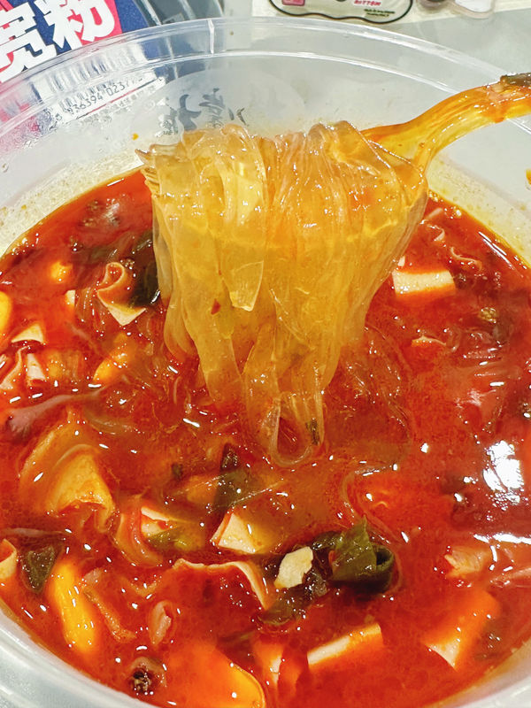 Chongqing Sauer und würzige Geschmack Tasse Nudeln mit Vermicelli heißes Niveau würzige und Zutaten Vermicelli