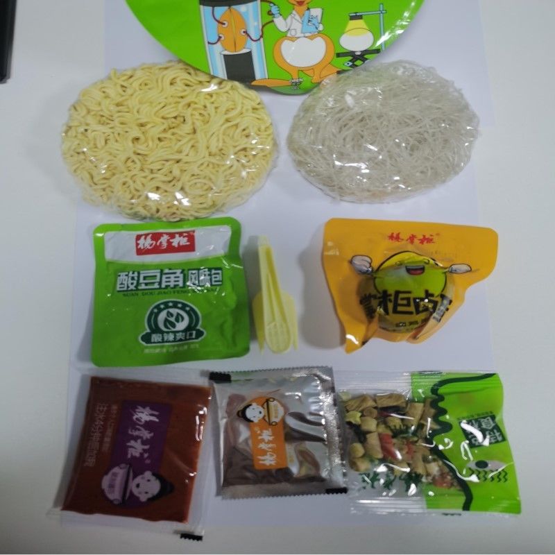 Instant-Nudeln gebraten mit einem ganzen Ei mit nicht gebratenen Vermicelli leckere Suppe Instant-Nudeln