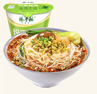 Instant-Nudeln gebraten mit einem ganzen Ei mit nicht gebratenen Vermicelli leckere Suppe Instant-Nudeln