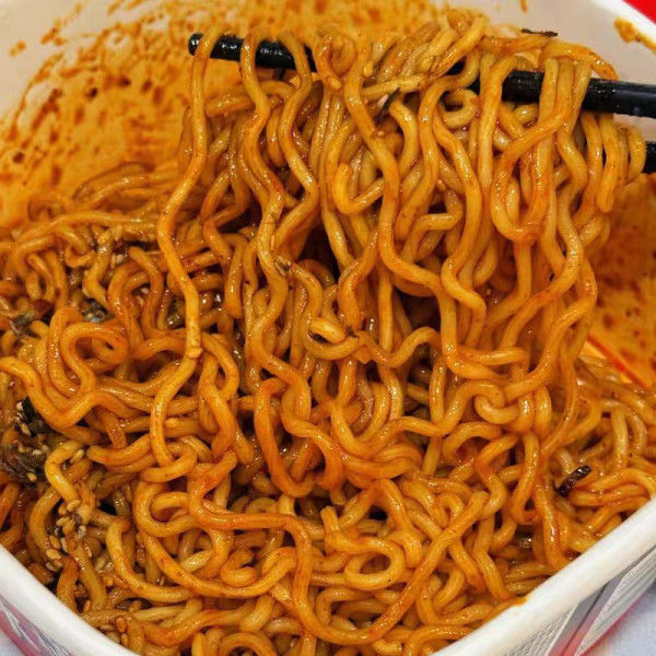 Ein wenig würzige Wuhan Trockennudeln Würzige Sesamsauce Geschmack für Ihre authentische chinesische Nudel Erfahrung