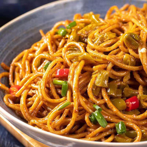 Genießen Sie die perfekte Kombination aus Sesamsauce und etwas Gewürz in vegetarischem Spaghetti.