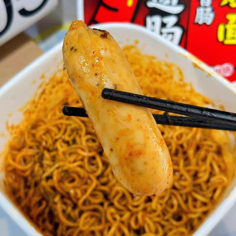 Papierbox Verpackung Koreanische heiße Huhn-Nudeln sehr heiß mit schwarzem Pfeffer Authentische Wurst