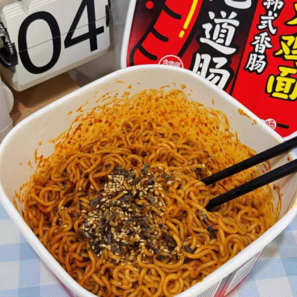 Kategorie Rühren Instant Fritten Chinesische Nudeln Sehr würzig und wenig süßes Gewürz Niveau heißes Huhn