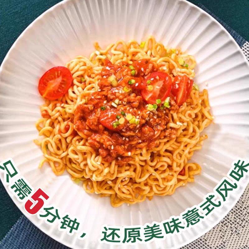 Leckere chinesische Schnell-Vermischungen Rühren Instant-Chinesische Nudeln mit italienischer Tomatensauce Geschmack