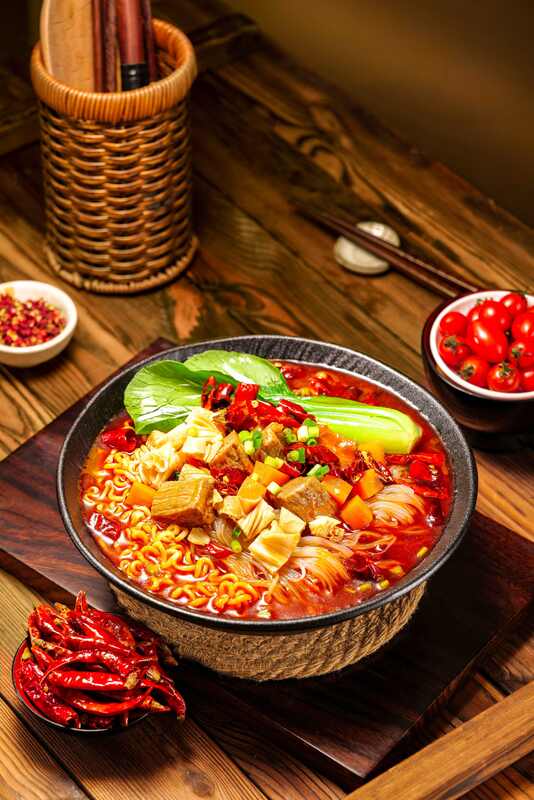 Würzige Chongqing Mala Flavor Cup Noodles 92g12 Pack Instant Noodles großartig für Supermärkte Restaurants und Convenience Stores