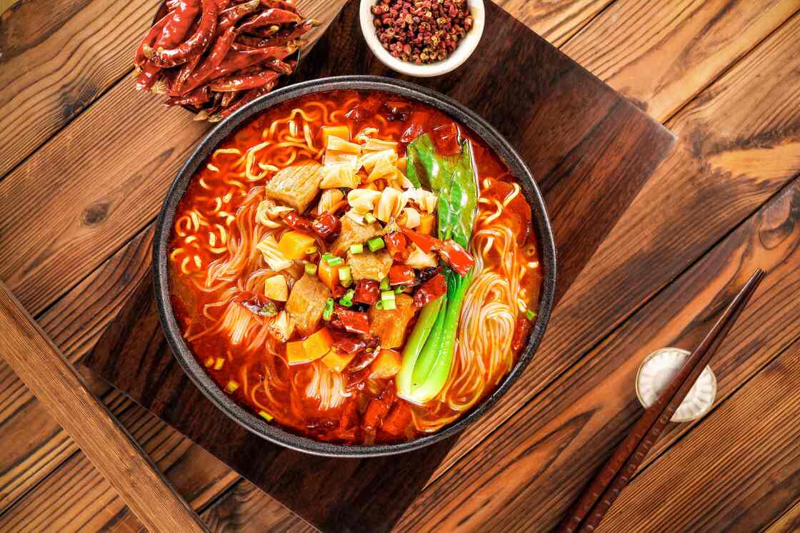 Scharfe Cup-Nudel-Sauce Geschmack 92g 12er Pack Instant Ramen Perfekt für Schnellrestaurants, Food Trucks und Cafeterien