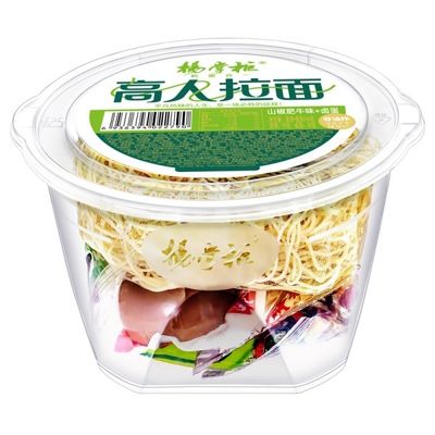 Scharfer Rindfleisch-Ramen-Instantnudeln, nicht frittiert / Becher-Nudeln Rindfleisch scharf-sauer und scharf mit Ei