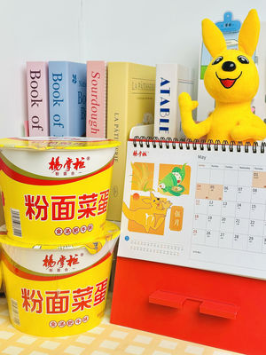 Vermicelli Cup Nudeln mit 12 Monaten Haltbarkeit und goldener Suppe Rindfleisch Geschmack